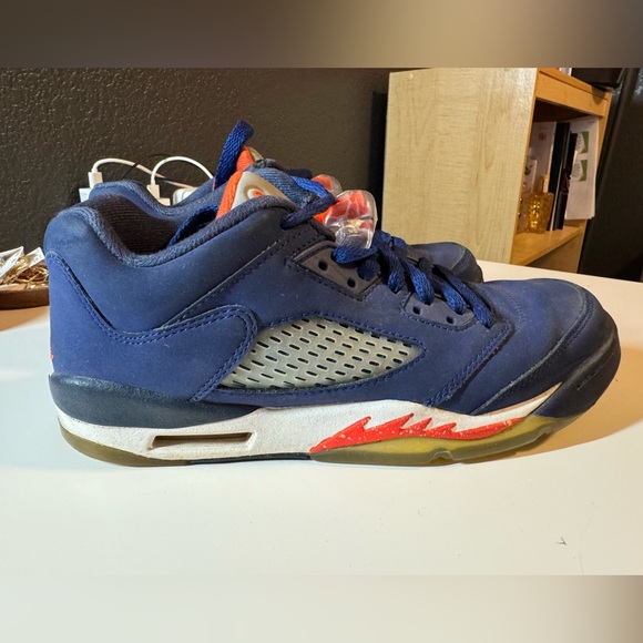 AIR JORDAN 5 RETRO LOW KNICKS (GS) BIG KIDS (DEEP ROYAL BLUE/WHITE/TEAM ORANGE) - Picture 2 of 13